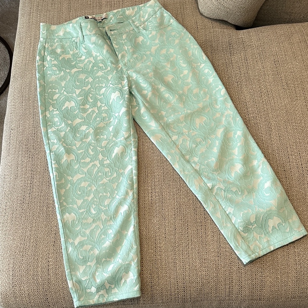 Jennifer Lopez Light Green Patterned Capri Pants
